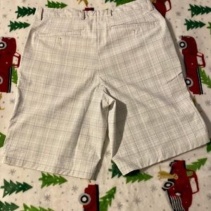 Brand new never worn pair of men’s size 34 Pebble Beach performance golf shorts.